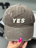 کلاه کپ یس (YES) نمای نزدیک