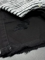 نمای پشت شلوارک جین زاپدار پایین ریش بچگانه با جزئیات دوخت و زاپ‌ها