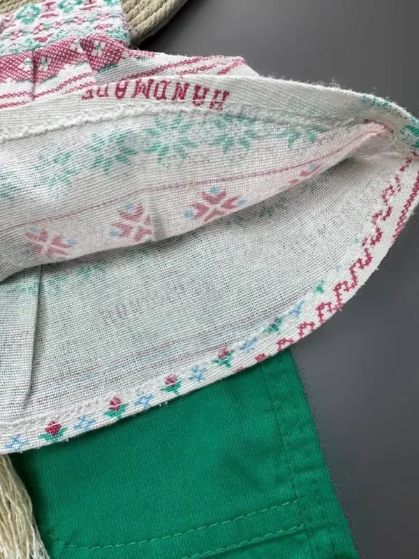 نمای نزدیک پارچه سنتی لباس دخترانه با بافت خنک و سبک