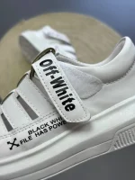 نمای نزدیک از چسب صندل اسپرت بچه‌گانه Off-White