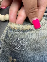 نمای نزدیک از جیک و مارک شلوارک فشن (Fashion)