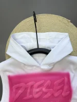 نمای نزدیک از کلاه تاپ ست (DIESEL FASHION)