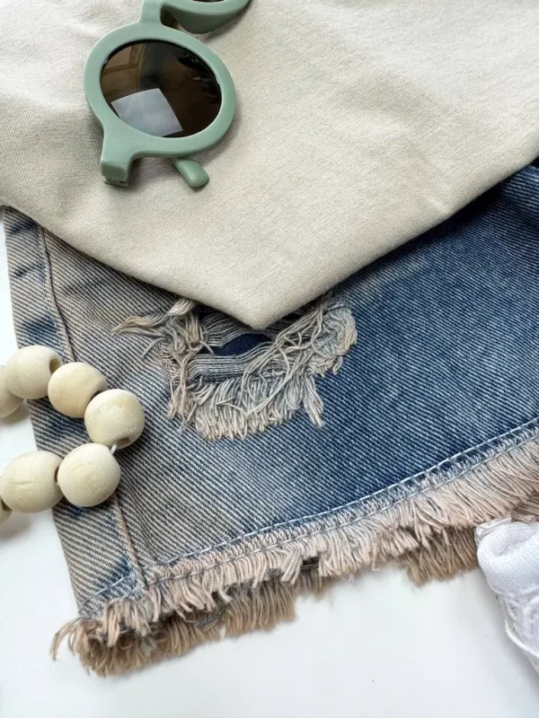 طراحی زاپ و لبه‌ریش در شلوارک بچگانه برای تابستان