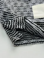 نمای نزدیک دوخت تمیز تیشرت کاستور